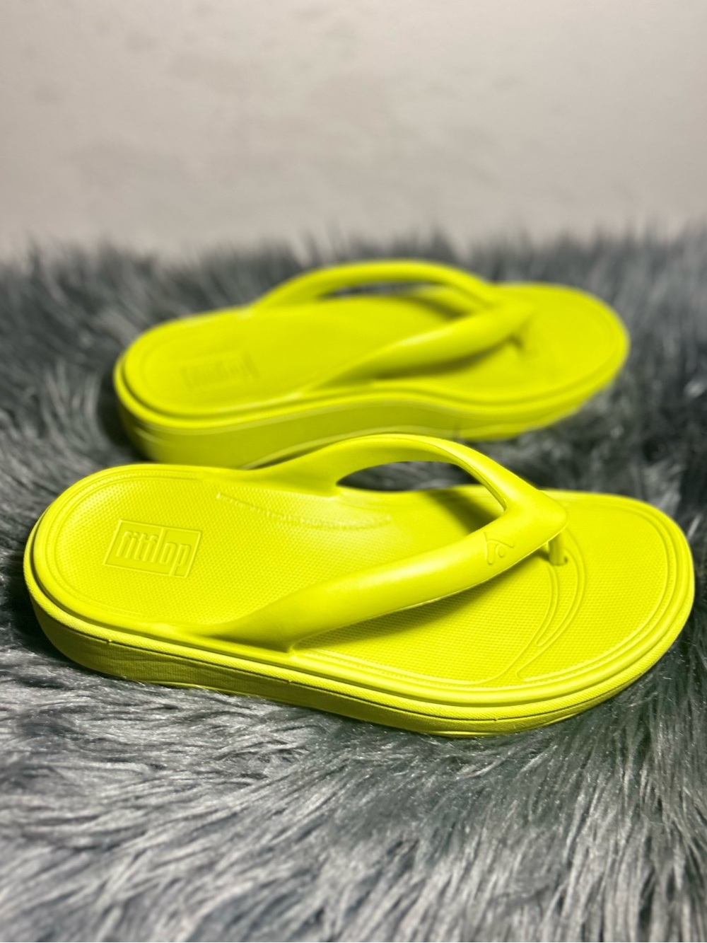 FITFLOP RELIEFF Metallic Recovery Toe-Post lemongrass Sandals Size 8 - Picture 7 of 11